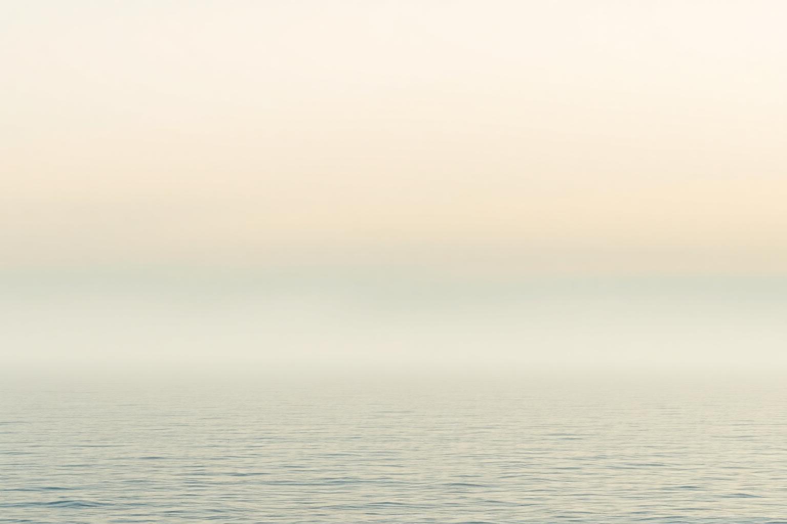 Horizonte calmo ao amanhecer